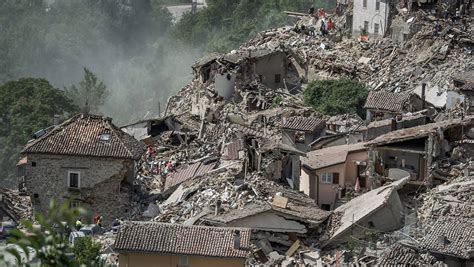 In angesprochene erdbebenhäufung im süden italiens lässt weitere katastrophenbeben in italien waren 1783 in der region kalabrien (markierung g, etwa. Etliche Tote nach Erdbeben: Italien erlebt Apokalypse - n ...