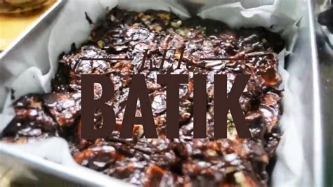 Kek batik legend, dengan topping chocolate ganache yang licin… berkilat permukaannya dan penuh dengan rasa chocolate. Cara Buat Kek Batik - YouTube