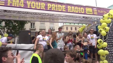 Die regenbogenparade ist eingebettet in die vienna pride. Regenbogenparade 2019 - FM4 Truck - YouTube