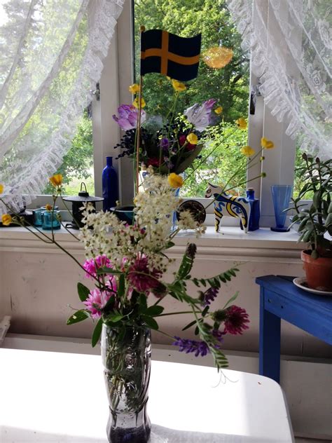 Väder och temperatur på samma nivå som julafton brukar vara givet för midsommarafton och i östergötland sviker vädergudarna inte på den första punkten i alla fall! Ann Helena Rudberg: Glad midsommar!