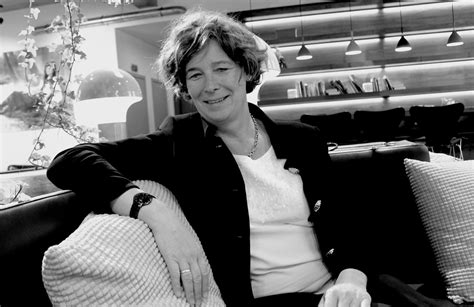 Petra de sutter ( oudenaarde 1963 10 haziran) bir belçikalı jinekolog ve temsil siyasetçi groen bir başbakan yardımcısı olmuştur parti hükümetinin ait başbakanı alexander de croo bu sıfatla 2020. Petra De Sutter - TransgenderFeed