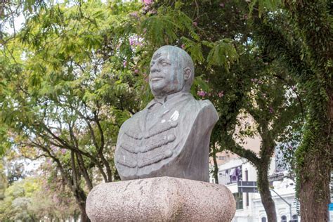 He gave up filmmaking in the 1990s as he felt systematically excluded from the state support programs of the portuguese ministry of culture. Fotografando Curitiba: O busto de João Ribeiro de Macedo Filho