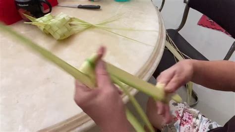 Cara menganyam slongsong ketupat khas lebaran. Cara menganyam ketupat - YouTube