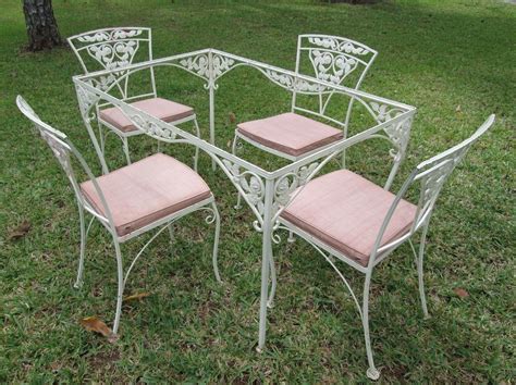 The most common outdoor iron chair material is metal. table and chairs | Iron patio furniture, Wrought iron ...