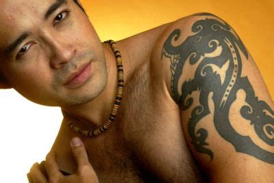 Besides that, henry golding also has a tattoo of eggplant flowers on his shoulders. Y2J@ArmsWideOpen: Native Iban's tattoo