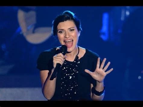 Durante un suo recente concerto in perù, laura pausini si presenta al pubblico in accappatoio e senza slip Laura Pausini sul palco senza slip - YouTube