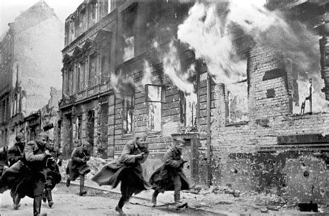 Learn about the battle of berlin, fought during the final days of world war ii as soviet forces encircled and captured the city. ILLUSTRATED HISTORY: RELIVE THE TIMES: Images Of War ...