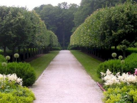 A circular walk curves gently from the driveway to the front door along natural paving stones and stepping slab steps. Best 10+ Beautiful Long Driveway Landscaping Design Ideas ...