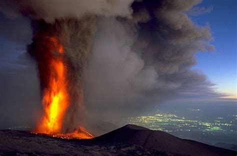 See more ideas about etna, etna eruption, etna volcano. VULCANI ATTIVI NEL MONDO: PERIODO 06 GENNAIO - 12 GENNAIO 2016