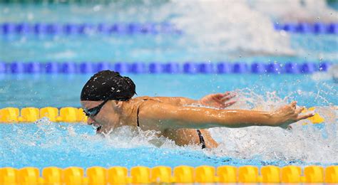 Missy franklin balancing a water bottle on her head while swimming to practice head stability during her backstroke gif literally. Vollmer Finishes Comeback in Last Stretch of 100 Butterfly ...