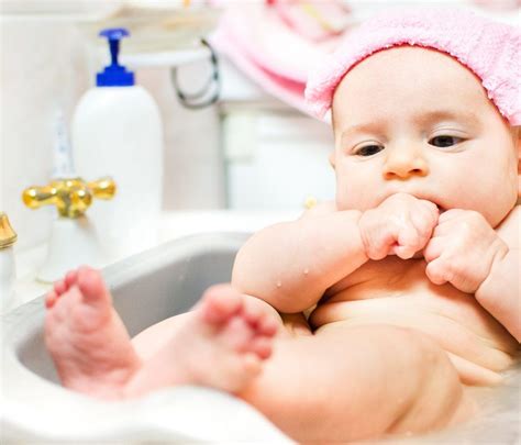 Remember, part of keeping bath time fun is making sure your baby is safe. How to Bathe a Newborn Baby the Easy Way | Baby bath time ...