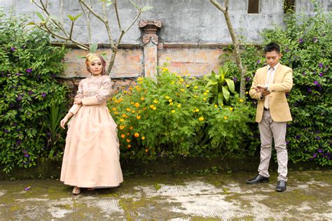 Foto prewedding kini sudah banyak dibuat dengan beragam konsep. Baju Prewedding Casual Hijab : 7 Inspirasi Baju Prewedding ...