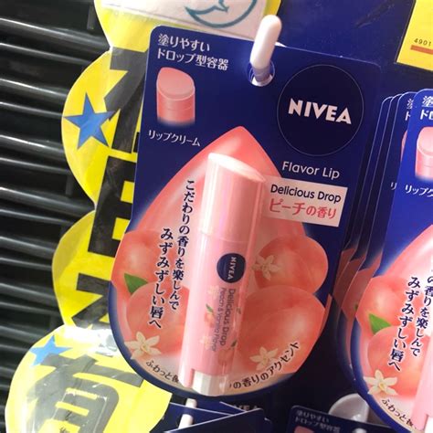 Pelembab bibir yang bermanfaat untuk membantu melembabkan dan memberikan perawatan intensif yang tahan lama pada bibir, memanjakan bibir dengan sensasi aroma blueberry, dan membuat bibir lembut dan sehat. NIVEA Delicious Drop Peach & Vanilla Flavor (as NCT ...