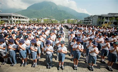 慈濟美國教育志業目前有社會教育推廣、人文學校與人文班、大愛小學 great love elementary school、大愛幼兒園 great lve preschool等教育體系. 援助川震災民 花蓮慈濟中小學學生募款 | 強震 | 大紀元