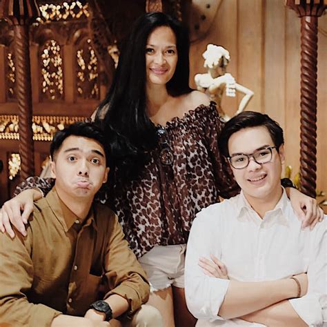 Kali ini, beredar foto ibunda ricky harun suami ketiga donna tampak botak plontos namun tetap gagah memakai setelah jas putih. 10 Potret Donna Harun dan Ricky Harun Ini Lebih Mirip ...