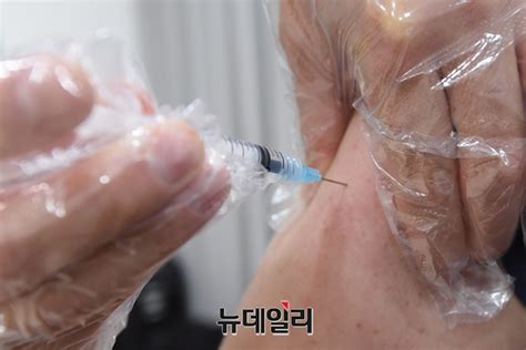 4사전예약 하라더니 대상자 아냐…'비행기 모드' 우회접속까지. 물량 확보 덜 됐는데 선착순 공지도 없었다… 모더나 예약중단 ...