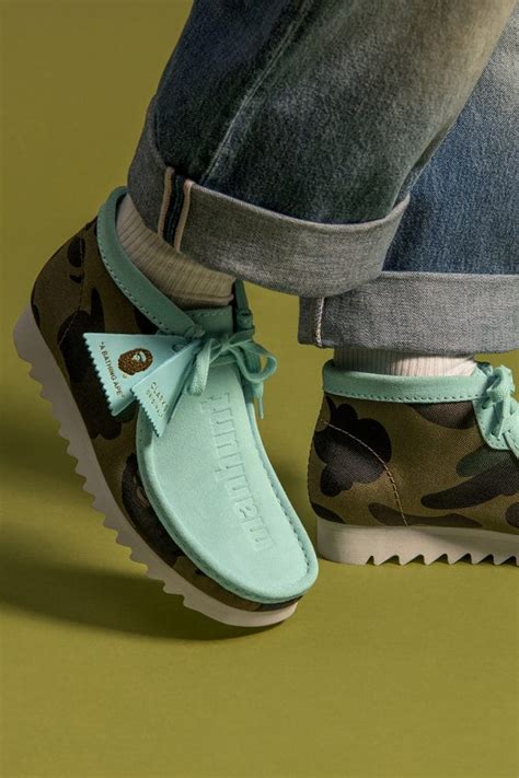 Raheem shaquille sterling (born 8 december 1994) is an english professional footballer who plays as a winger and attacking midfielder for premier league club manchester city and the england national. Raheem Sterling showt BAPE x Clarks Originals schoenen ...