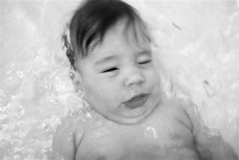 If your baby doesn't like showers though and a baby's bath won't fit in your shower recess, consider the kitchen sink. Hanna Mania: who doesn't like a chubby naked kid