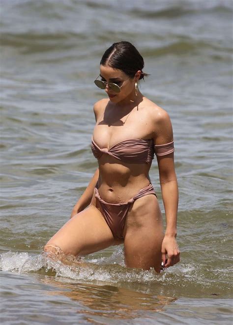 Waar en wanneer werd olivia culpo geboren? Olivia Culpo in Bikini at the beach in Miami