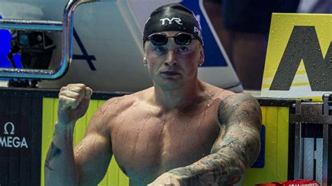 Birbirine aşık ve masanın üzerine kafalarını dayayıp el ele tutuşan rosromantik bir genco çift ve onların çevresindeki kızlı. Mondiaux de natation: Adam Peaty améliore son record du ...