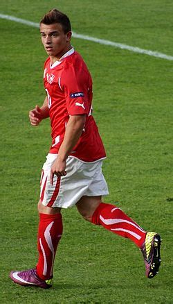 Xherdan shaqiri is a swiss footballer who plays as a midfielder for fc bayern munich in the german bundesliga as well as the swiss national team. xherdan shaqiri - uludağ sözlük