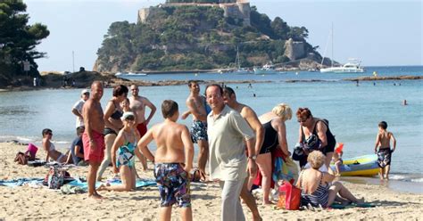 Érigé au sommet d'une roche haut de 35 m d'altitude, il a été écarté, pendant des siècles. La Lanterne au président et le fort de Brégançon au public