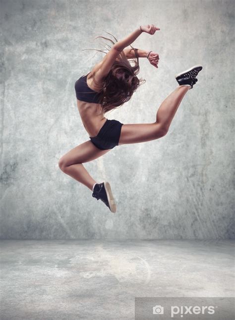 Ces femmes matures n'attendent qu'une seule chose, un jeunot bien excité pour les chevaucher comme il se doit. Sticker Jeune femme danseuse avec le mur de fond grunge ...