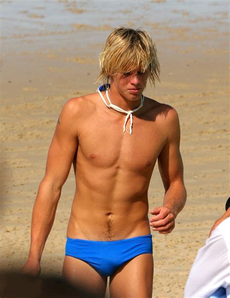 My waterpolo senior's bulge looks so full from the side. Speedos at the beach - Aussie Speedo Guy