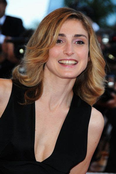 Elle commence sa carrière à l'écran durant les années 1990 et se fait notamment connaître en interprétant le premier rôle féminin dans le film delphine 1, yvan 0 de dominique farrugia. Julie Gayet #julie gayet (With images) | Portrait ...