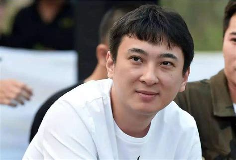 You're 40 years old and still calling yourself 'boy'. #王思聪 #罗志祥 pic.twitter.com/qnyptgfqqi. 王思聪妈妈近照曝光？优雅贵妇气质惊艳众人，频频撞脸邓文迪!_照片