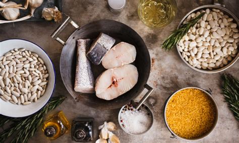 Il nostro protagonista di giornata, il nasello, in una ricetta davvero ricca di sapore grazie all'utilizzo di aromi ed ingrediente succulenti. Pesce di stagione a Giugno: le proprietà e le ricette per ...