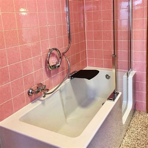 Badewannen mit tür sind die lösung für alle, die nicht so gut zu fuß sind und deren beweglichkeit eingeschränkt ist. Badewanne Mit Dusche Niedriger Einstieg | cheltenhamtownfc