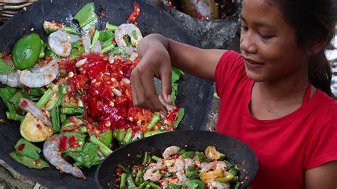 Everyone will be begging for more. Yummy Raw shrimp with Hot peppers recipe for food - Raw ...