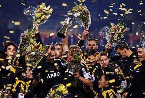 Vinnarlaget får möjligheten att kvalificera till europa league och tilldelas även den kända vandringspokalen gustav vi adolfs pokal. Svenska cupen: De 8 titlarna | AIK Fotboll