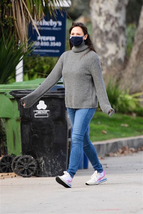 Jennifer garner shares amazing workout video. JENNIFER GARNER Out and About in Brentwood 01/27/2021 ...