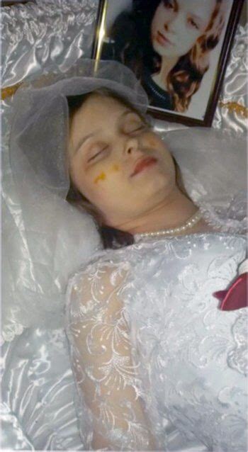When you see what she does, you'll be terrified! Beautiful young woman in her casket | Post mortem, Fotos ...