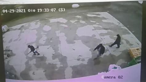 E anche per questo è stato deciso di mettere il fratello sedicenne di saman abbas, la ragazza sparita nel nulla un mese fa a novellara. Saman Abbas, il video che incastra lo zio e due cugini ...
