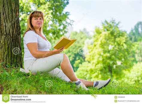 Femme nue assise sur son lit à la maison. Femme 50 Ans Nue / Astuces contour des yeux : 40 ans et ...