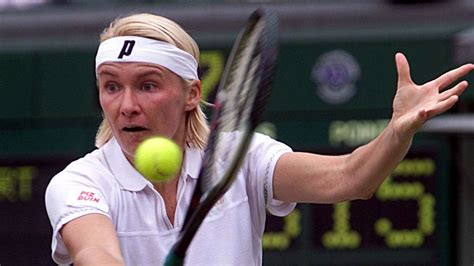 She played a serve and volley game, an increasingly rare style of play among women during her career. Jana Novotna mit nur 49 Jahren gestorben | Mehr Sport