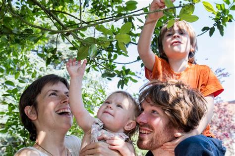 'Off-grid' couple home-school their kids, say no to ...