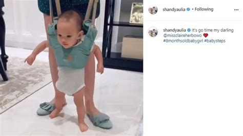 Anak shandy aulia, claire herbowo tidak sekali dua kali mendapatkan cibiran karena mulut usil para netizen. Shandy Aulia Dikritik Memaksa Anak 8 Bulan Jalan, Kapan ...