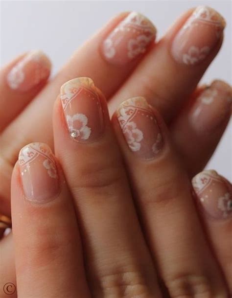 Las uñas blancas con piedras son un clásico, es una combinación muy elegante y simple de hacer. Modelos De Flores Sencillas Para Unas - Flores de Papel