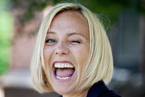 Linn skåber (born 31 march 1970) is a norwegian actress, singer, comedian, text writer and tv personality. Linn Skåber gir seg i «Nytt på nytt» - Kjendis