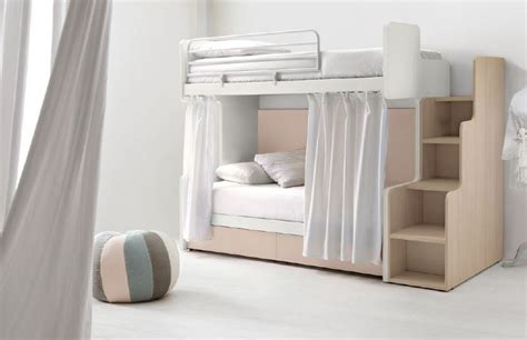 Dietro al letto si crea un piccolo locale adibito a cabina armadio. Castello Fox romantico con tendina bianca