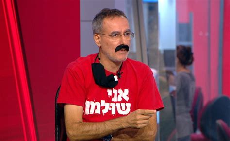 יור מפלגת העבודה ח''כ עמיר פרץ הופיע הערב (ראשון) לראשונה בלי שפם וסיפר כי התגלח לאחר שארגוני החירשים וכבדי השמיעה העירו לו כי אינם יכולים לקרוא את שפתיו. N12 - "ממשלה של סטייקים ופודלים": בעל חנות הבגדים גזר סחורה...