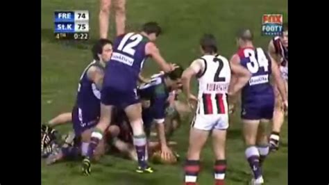 St kilda edged their way into the top four with a win over the ladder leaders, but they must exercise caution on saturday against a swans side riding the fremantle vs collingwood. AFL 2005 Round 21 Fremantle Vs St Kilda - YouTube