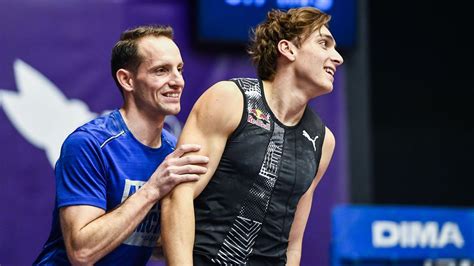 Le perchiste français, qui sautait à rouen, est revenu sur le record du monde battu par armand duplantis au même moment, ce samedi en pologne. Un duel Renaud Lavillenie contre Armand Duplantis... à ...