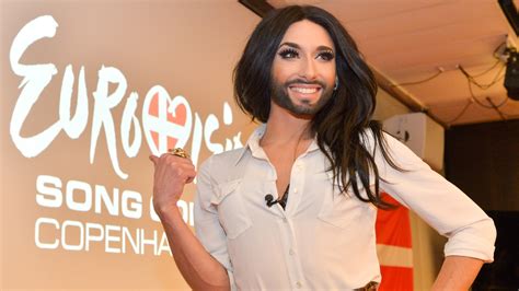 Het gaat over wie het meest politiek correct liedje van het jaar heeft. De manvrouw met de baard, Conchita Wurst!