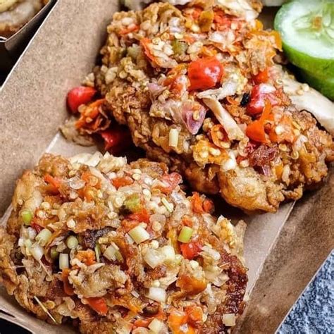 Baiklah sambil membaca resep dan cara membuat sambal ayam geprek di sini sambil praktek memasak ya bund. Resep Ayam Geprek Sambal Matah : Bumbu & Cara Membuat Ayam ...