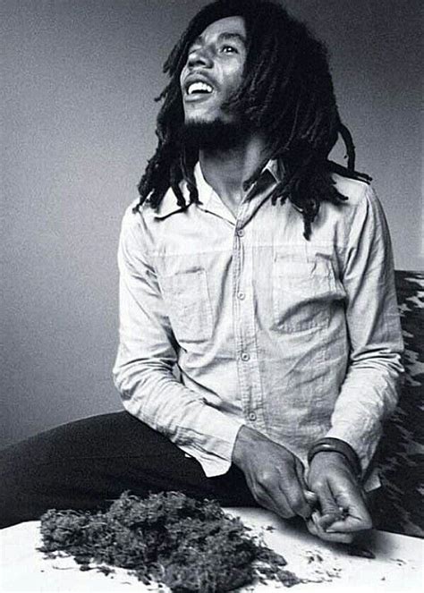 Na noite de 3 de dezembro de 1976, sete homens armados entraram na casa do cantor de reggae mais famoso do mundo: Pin on • Bob Marley